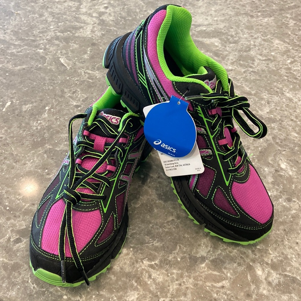 NWT ASICS gel cushion sneakers.